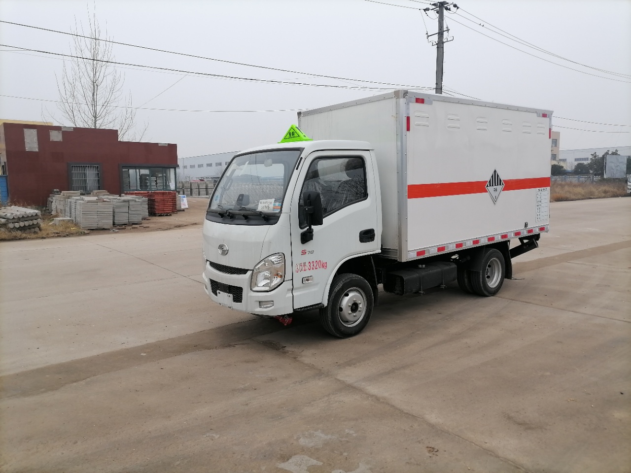 躍進(jìn)易燃?xì)怏w（汽油，后雙輪，S70）廂式運(yùn)輸車(chē)