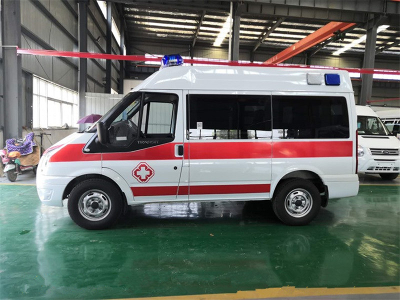 福特V348短軸中頂監(jiān)護(hù)型救護(hù)車