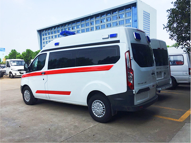 福特全順V362短軸中頂柴油版救護(hù)車