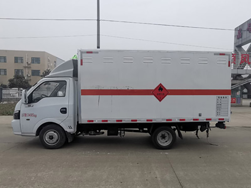 東風(fēng)途逸易燃液體（汽油）廂式運輸車