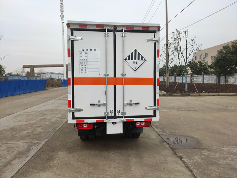 躍進(jìn)汽油后雙輪危險(xiǎn)品廂車